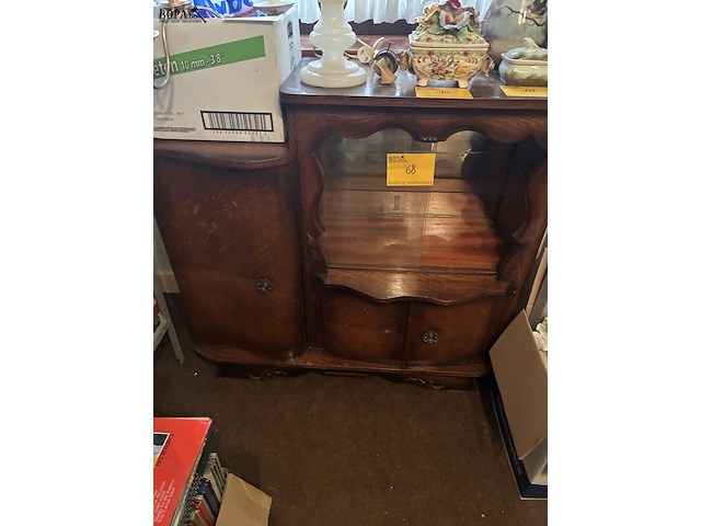 Lot 68 - vitrinekastje met glazen schuifdeurtje - afbeelding 1 van  3