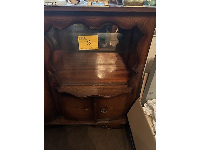 Lot 68 - vitrinekastje met glazen schuifdeurtje - afbeelding 2 van  3