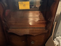 Lot 68 - vitrinekastje met glazen schuifdeurtje - afbeelding 2 van  3