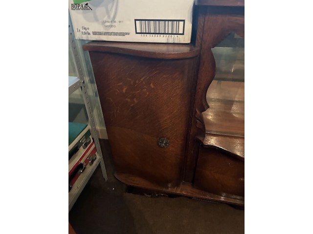 Lot 68 - vitrinekastje met glazen schuifdeurtje - afbeelding 3 van  3