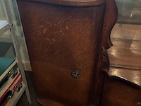 Lot 68 - vitrinekastje met glazen schuifdeurtje - afbeelding 3 van  3