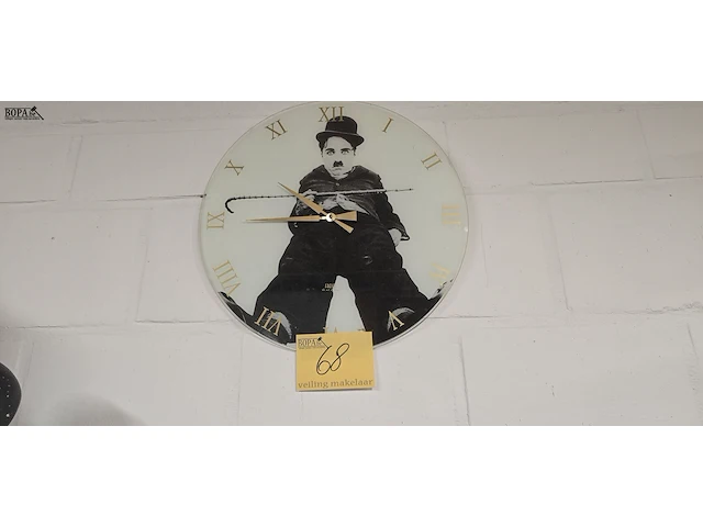 Lot 68 - wandklok charlie chaplin - afbeelding 1 van  2