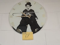 Lot 68 - wandklok charlie chaplin - afbeelding 1 van  2