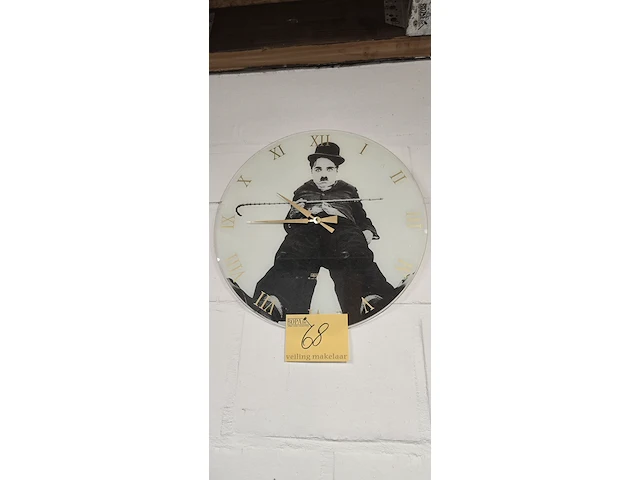 Lot 68 - wandklok charlie chaplin - afbeelding 2 van  2