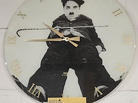 Lot 68 - wandklok charlie chaplin - afbeelding 2 van  2