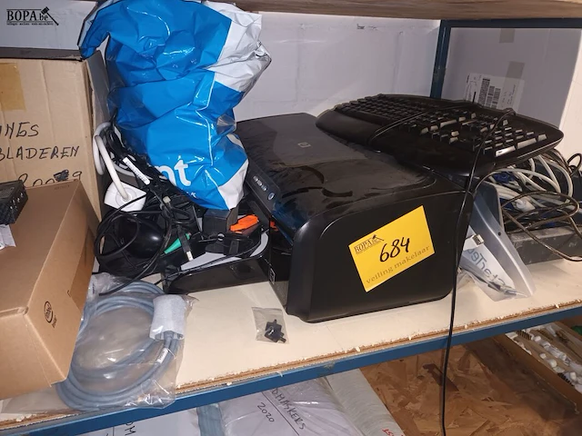 Lot 684 - computermateriaal en kabels - afbeelding 1 van  4