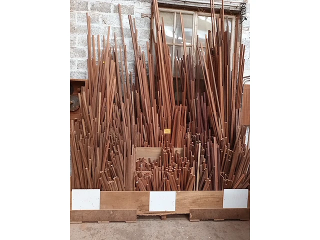 Lot 684 - lot houten latten, mouluren en balken - afbeelding 1 van  4