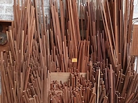 Lot 684 - lot houten latten, mouluren en balken - afbeelding 1 van  4