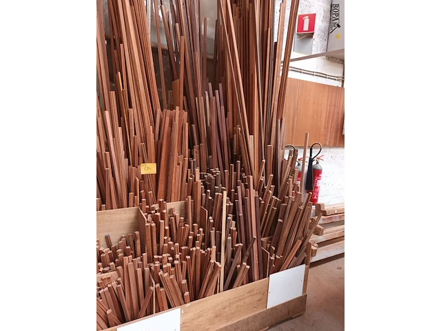 Lot 684 - lot houten latten, mouluren en balken - afbeelding 3 van  4