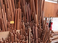 Lot 684 - lot houten latten, mouluren en balken - afbeelding 3 van  4