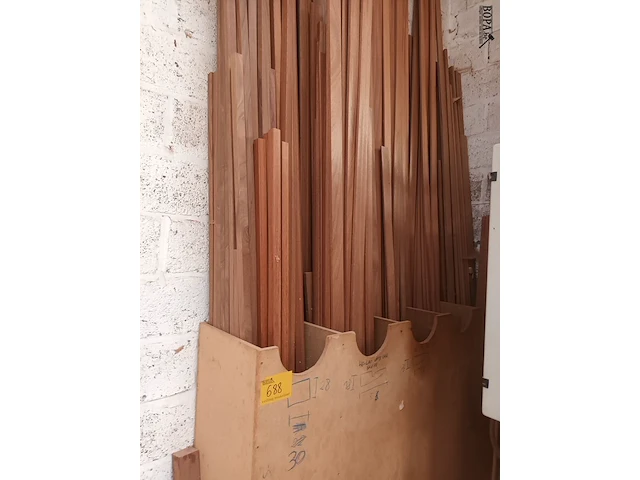 Lot 688 - lot houten latten - afbeelding 1 van  3