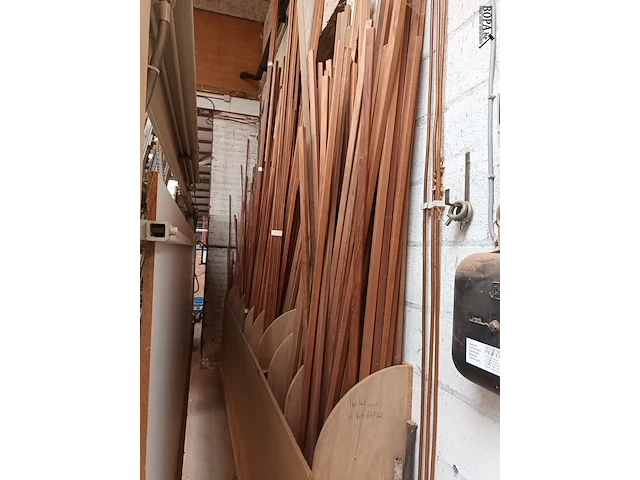 Lot 688 - lot houten latten - afbeelding 3 van  3