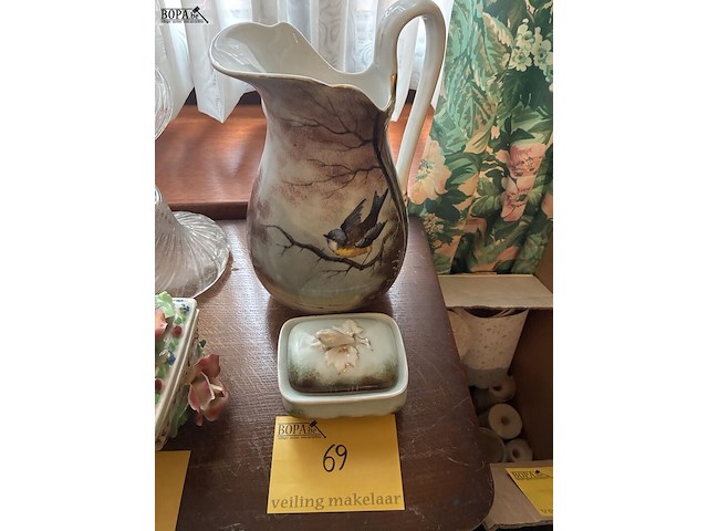 Lot 69 - antieken lampetkan met doosje, 2 stuks - afbeelding 1 van  4