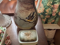 Lot 69 - antieken lampetkan met doosje, 2 stuks - afbeelding 1 van  4