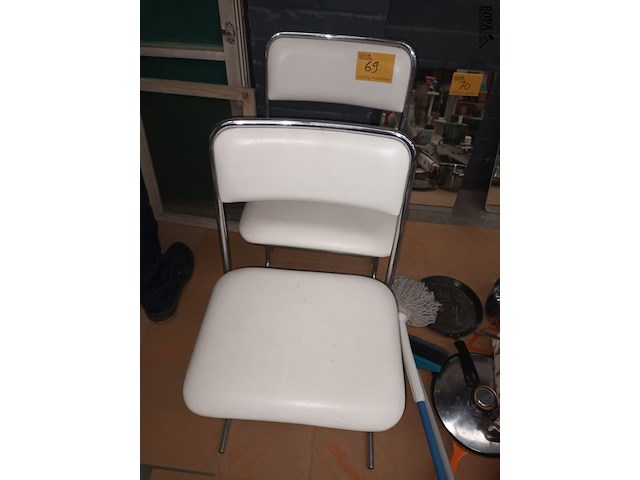 Lot 69 - eetkamerstoel. 2 stuks - afbeelding 1 van  3