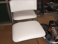 Lot 69 - eetkamerstoel. 2 stuks - afbeelding 2 van  3