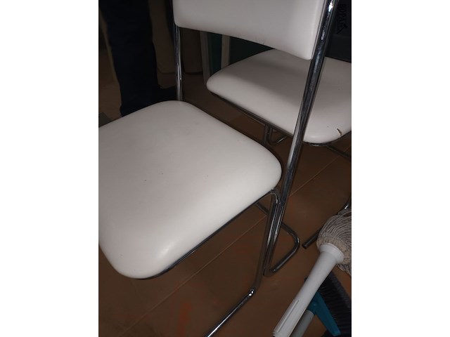 Lot 69 - eetkamerstoel. 2 stuks - afbeelding 3 van  3