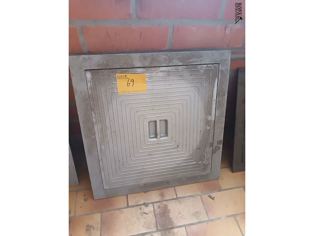 Lot 69 - metalen putdeksel - afbeelding 1 van  2