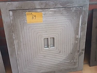 Lot 69 - metalen putdeksel - afbeelding 1 van  2