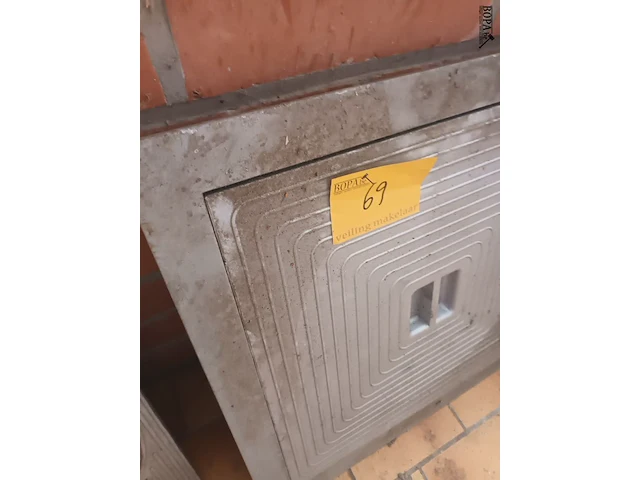 Lot 69 - metalen putdeksel - afbeelding 2 van  2
