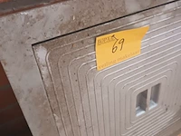 Lot 69 - metalen putdeksel - afbeelding 2 van  2