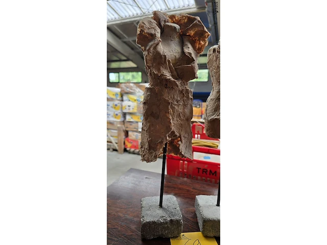 Lot 69 - moderne kunstbeelden in papier marche op betonnen voet 2 stu - afbeelding 2 van  3