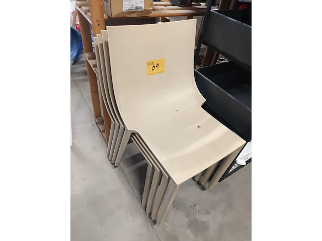 Lot 69 - pvc stoel driade store by starck. 4 stuks - afbeelding 1 van  4