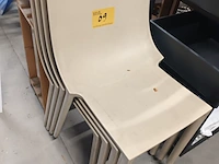 Lot 69 - pvc stoel driade store by starck. 4 stuks - afbeelding 1 van  4