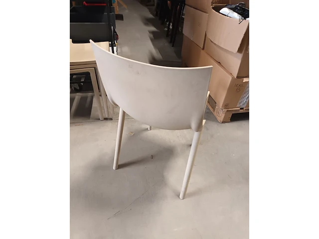 Lot 69 - pvc stoel driade store by starck. 4 stuks - afbeelding 3 van  4