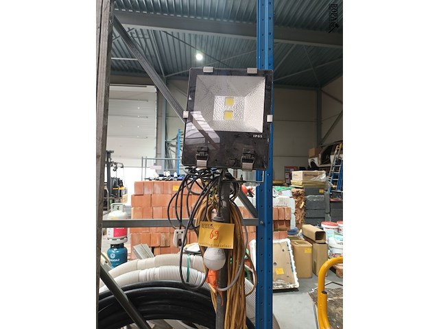 Lot 69 - werflicht op statief - afbeelding 1 van  4