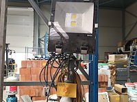 Lot 69 - werflicht op statief - afbeelding 1 van  4
