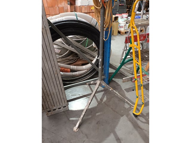 Lot 69 - werflicht op statief - afbeelding 2 van  4