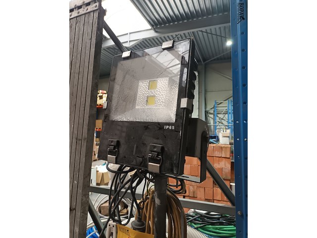 Lot 69 - werflicht op statief - afbeelding 3 van  4