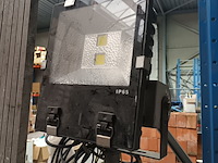 Lot 69 - werflicht op statief - afbeelding 3 van  4