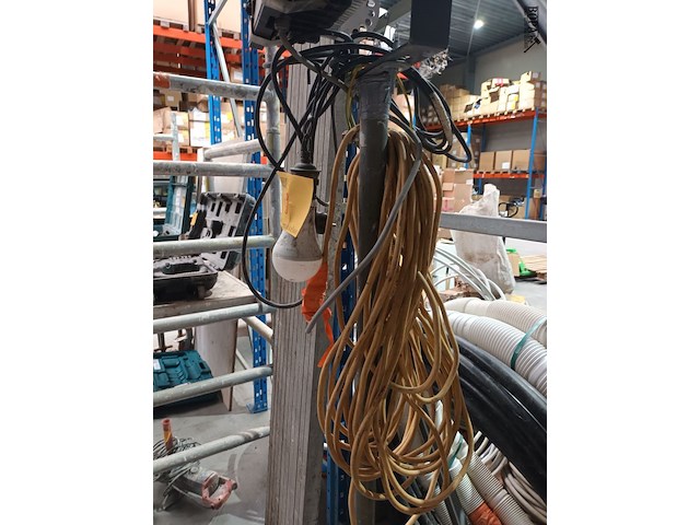 Lot 69 - werflicht op statief - afbeelding 4 van  4