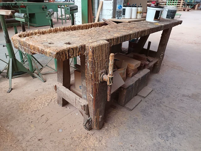 Lot 690 - houten werkbank - afbeelding 1 van  3