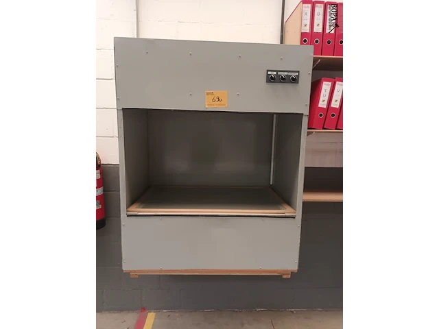 Lot 690 - verticale laminaire flowkast - afbeelding 1 van  2