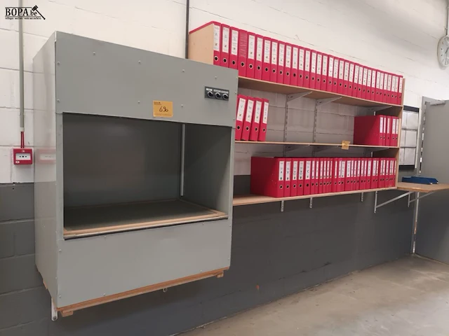 Lot 690 - verticale laminaire flowkast - afbeelding 2 van  2