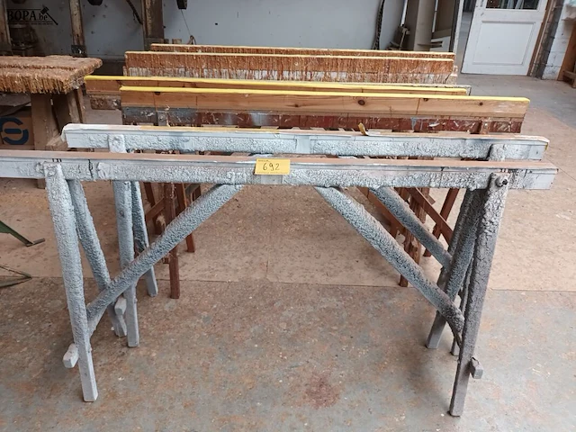 Lot 692 - houten schragen. 8 stuks - afbeelding 1 van  3