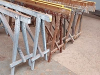 Lot 692 - houten schragen. 8 stuks - afbeelding 2 van  3