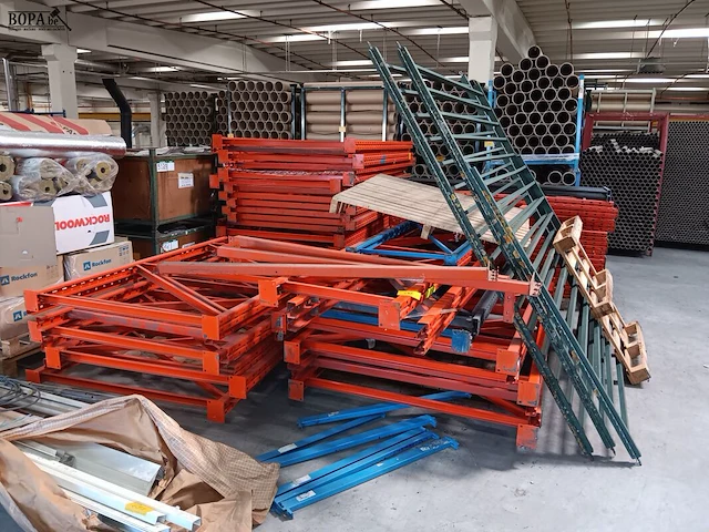 Lot 692 - staanders voor rekken en hekkens - afbeelding 1 van  5