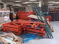 Lot 692 - staanders voor rekken en hekkens - afbeelding 1 van  5