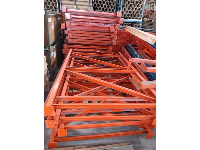 Lot 692 - staanders voor rekken en hekkens - afbeelding 2 van  5