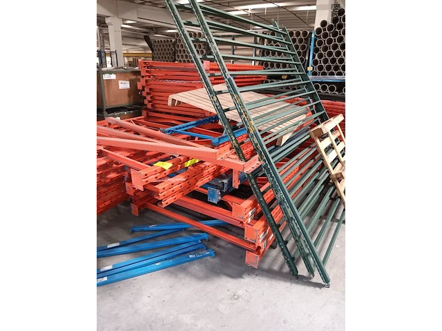 Lot 692 - staanders voor rekken en hekkens - afbeelding 3 van  5
