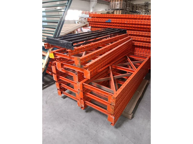 Lot 692 - staanders voor rekken en hekkens - afbeelding 4 van  5