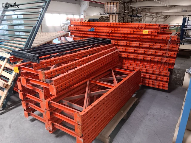Lot 692 - staanders voor rekken en hekkens - afbeelding 5 van  5