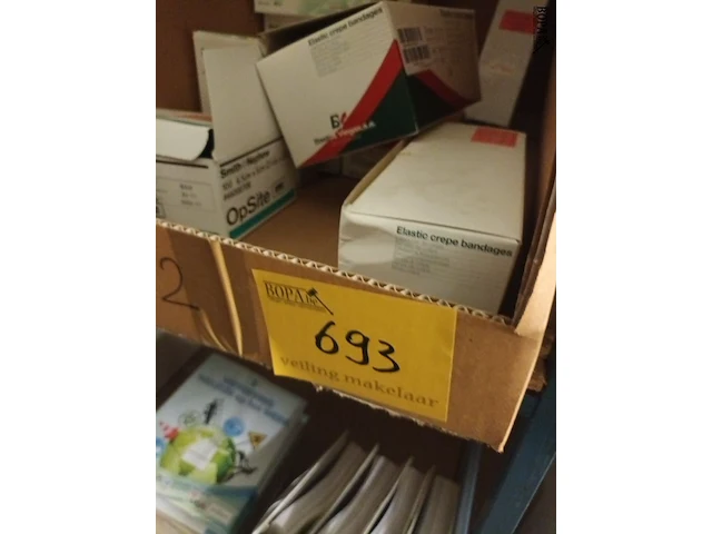 Lot 693 - ehbo materiaal. 2 dozen - afbeelding 1 van  3