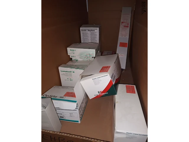 Lot 693 - ehbo materiaal. 2 dozen - afbeelding 2 van  3