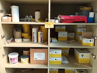 Lot 694 - schuurpapier en plakband. inhoud kast - afbeelding 1 van  5