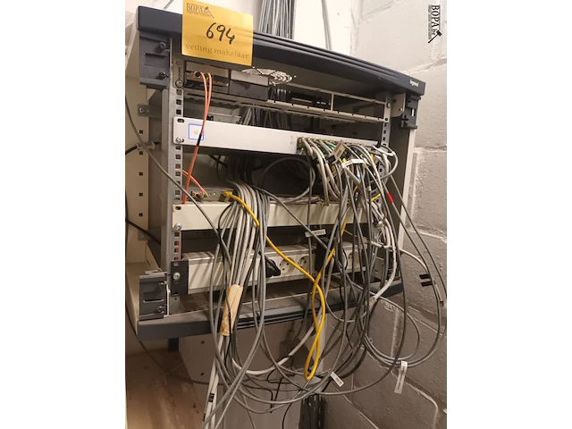 Lot 694 - serverkast - afbeelding 1 van  3